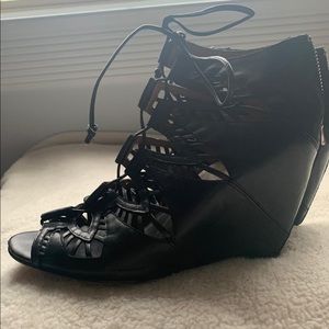 Dolce vita wedges 👀